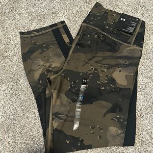 Under Armour Large Camo Compression High Rise Ankle Crop Leggings